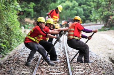 阿里山林鐵路線維護人力招募(林鐵及文資處 吳明翰拍攝)